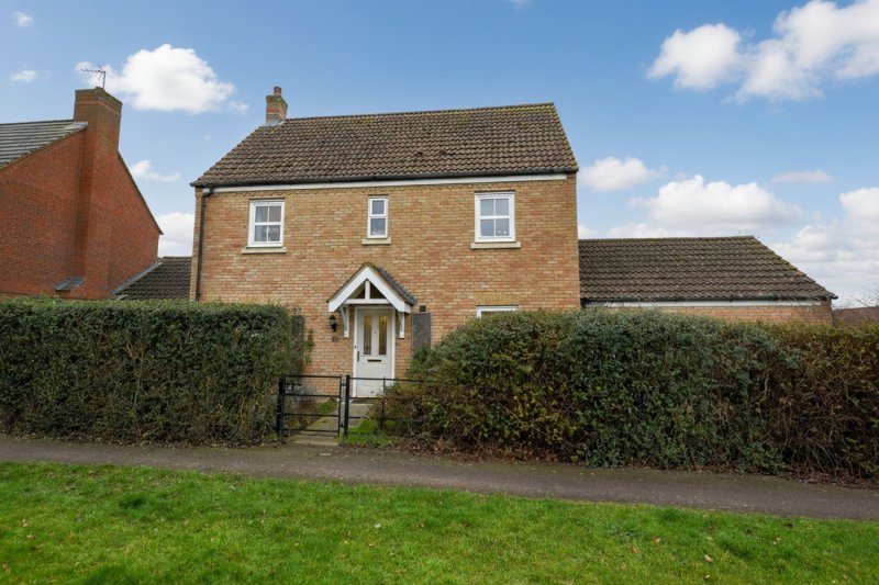 4 bedroom house in The Glades, Huntingdon