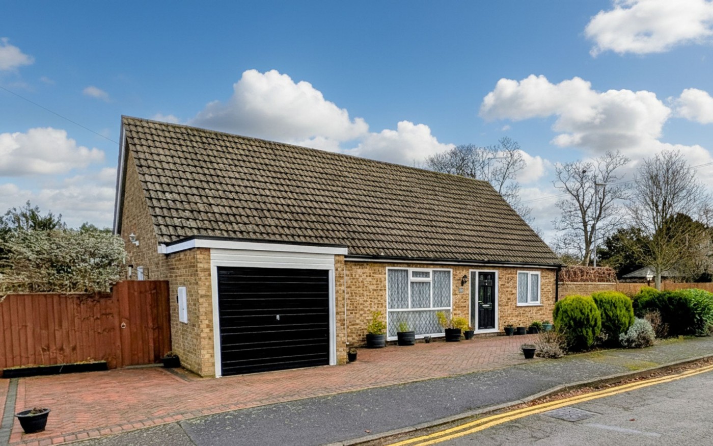 3 bedroom bungalow in Hall Close