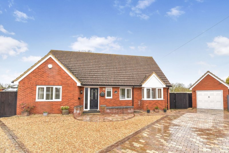 3 bedroom bungalow in Silverdale Close, Needingworth
