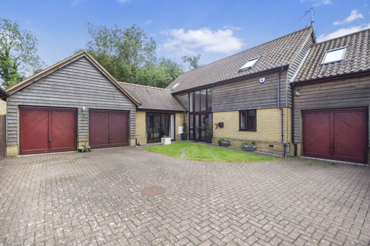 4 bedroom house in Longlands Close