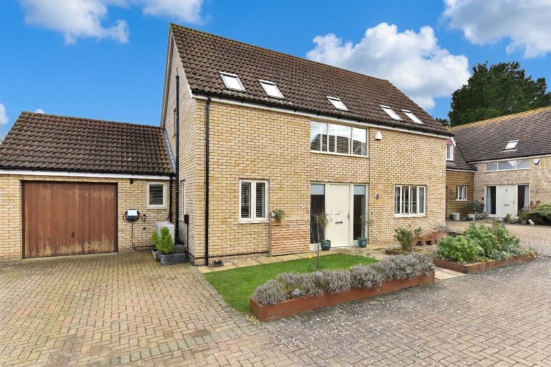 3 bedroom house in Blenheim Close, Old Hurst