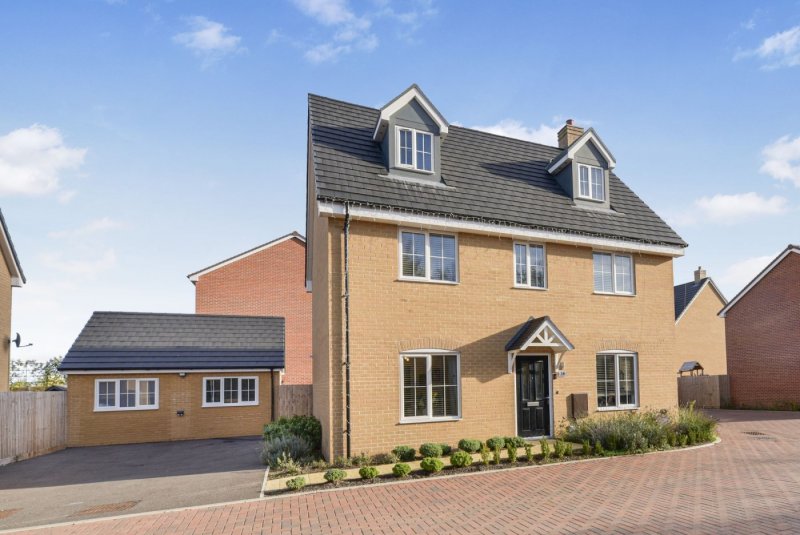 6 bedroom house in Bellflower Gardens, Biggleswade