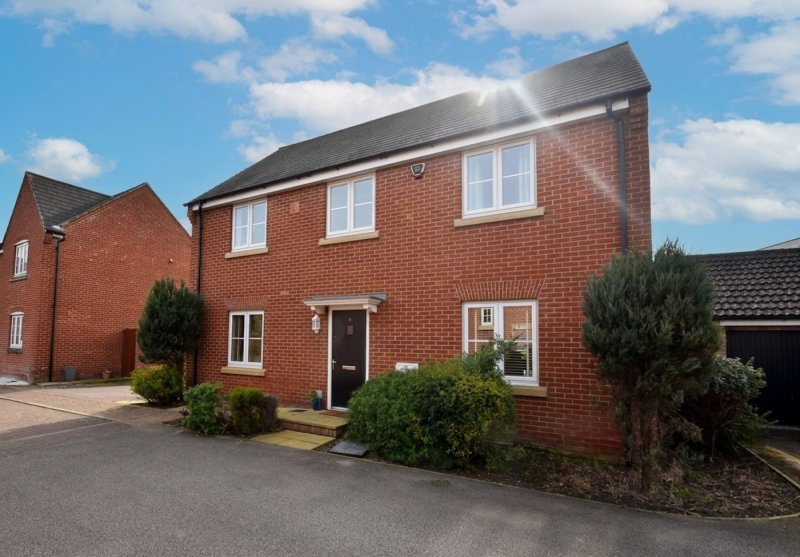 4 bedroom house in Dixy Close, St. Neots