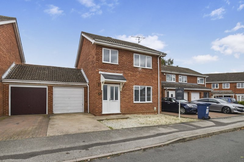 3 bedroom detached house in School Road